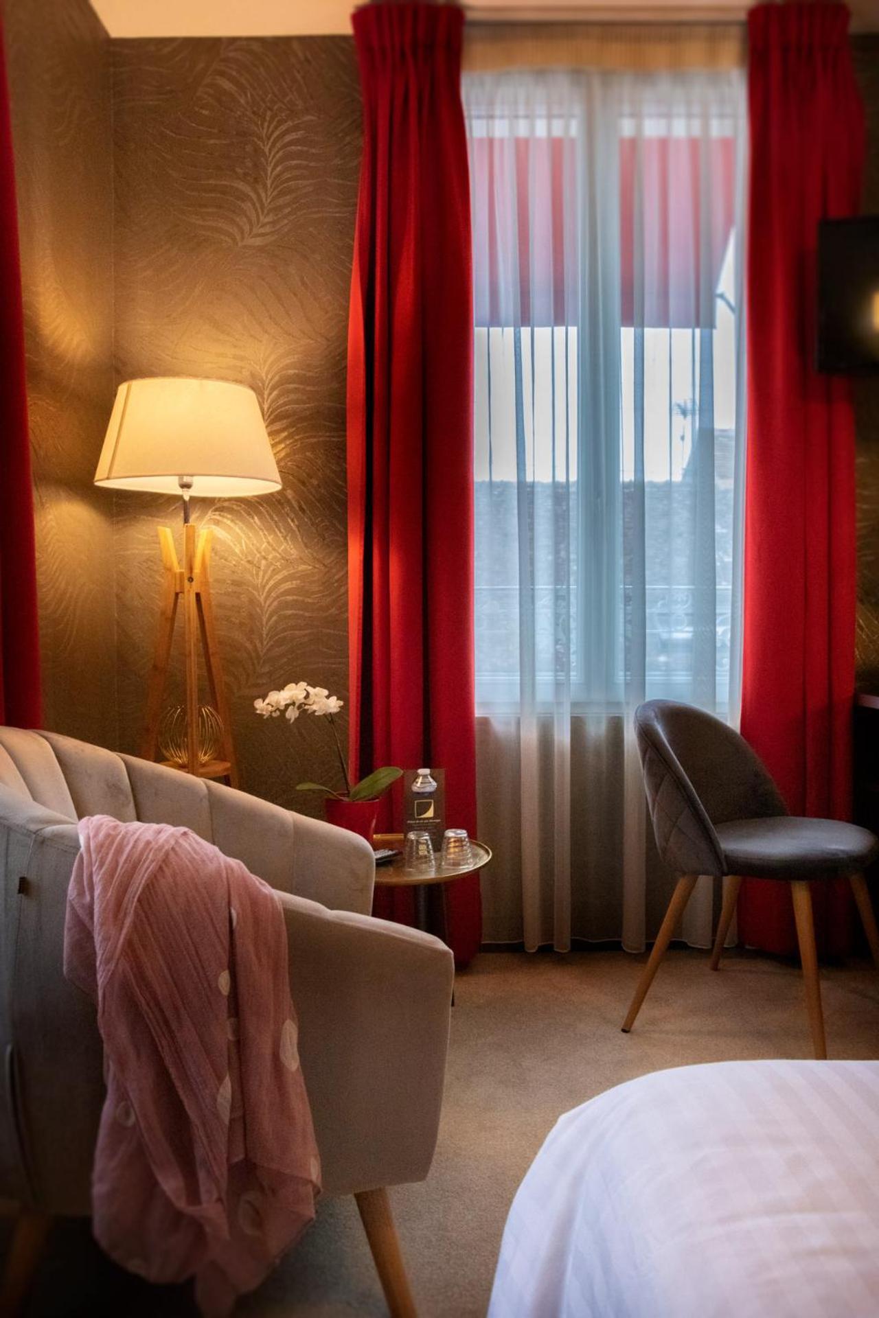 Logis Hotel La Breche - Restaurant Berthelot Amboise Buitenkant foto
