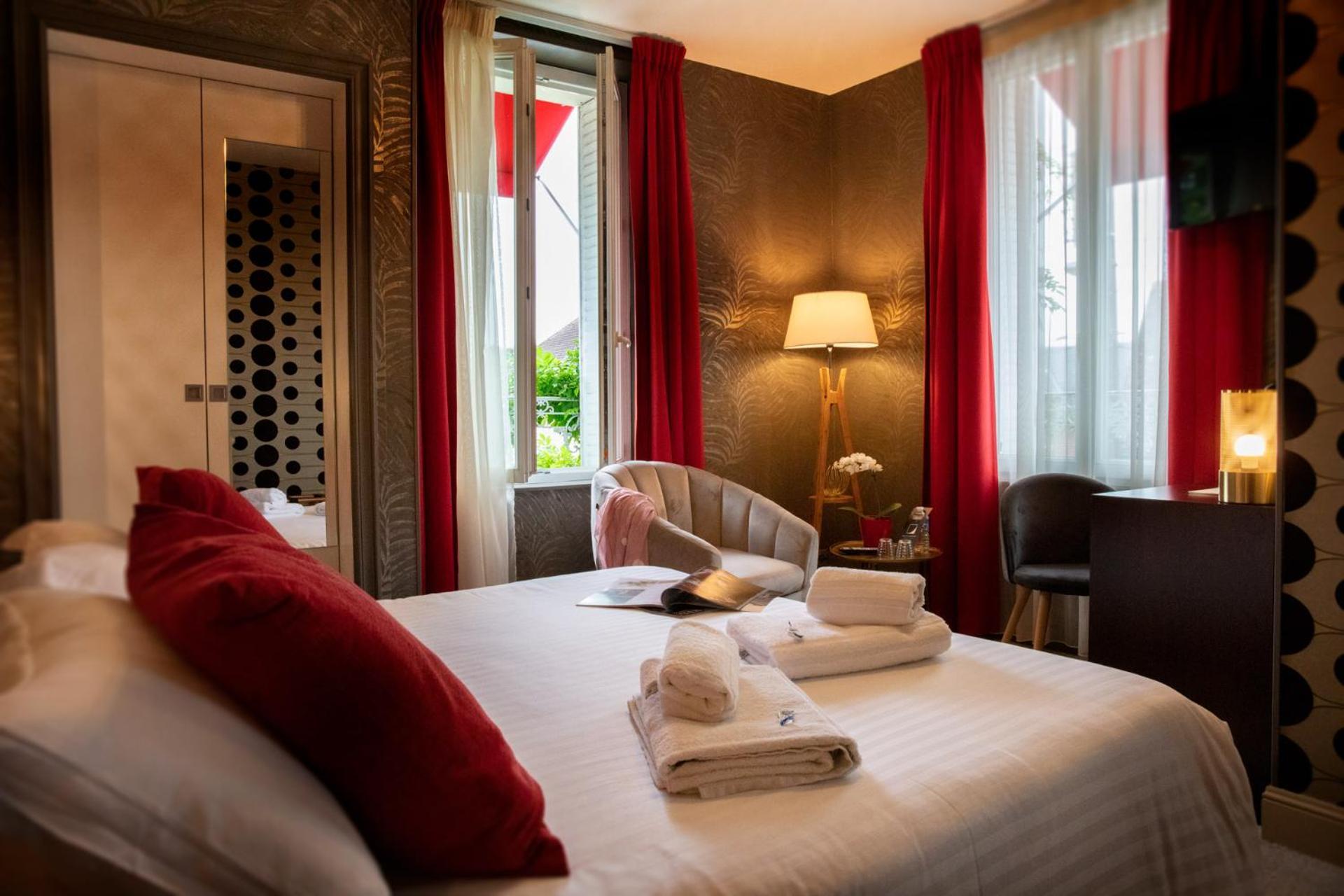 Logis Hotel La Breche - Restaurant Berthelot Amboise Buitenkant foto