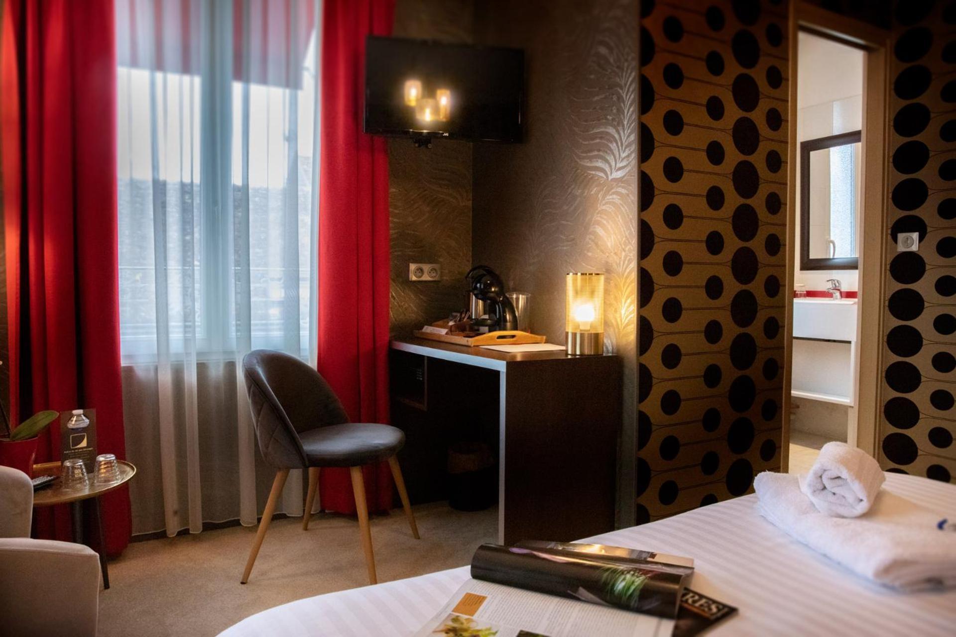Logis Hotel La Breche - Restaurant Berthelot Amboise Buitenkant foto